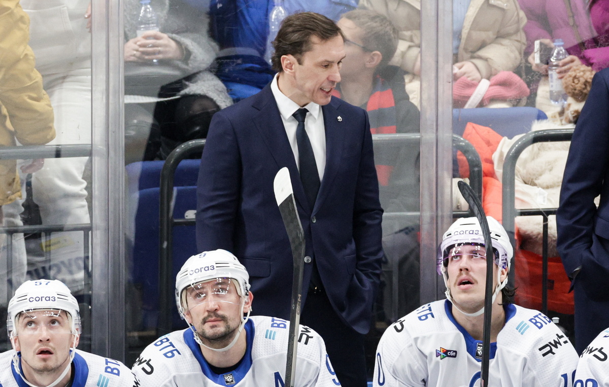     Главный тренер "Динамо" Вячеслав Козлов (сверху)  Михаил Синицын/ТАСС