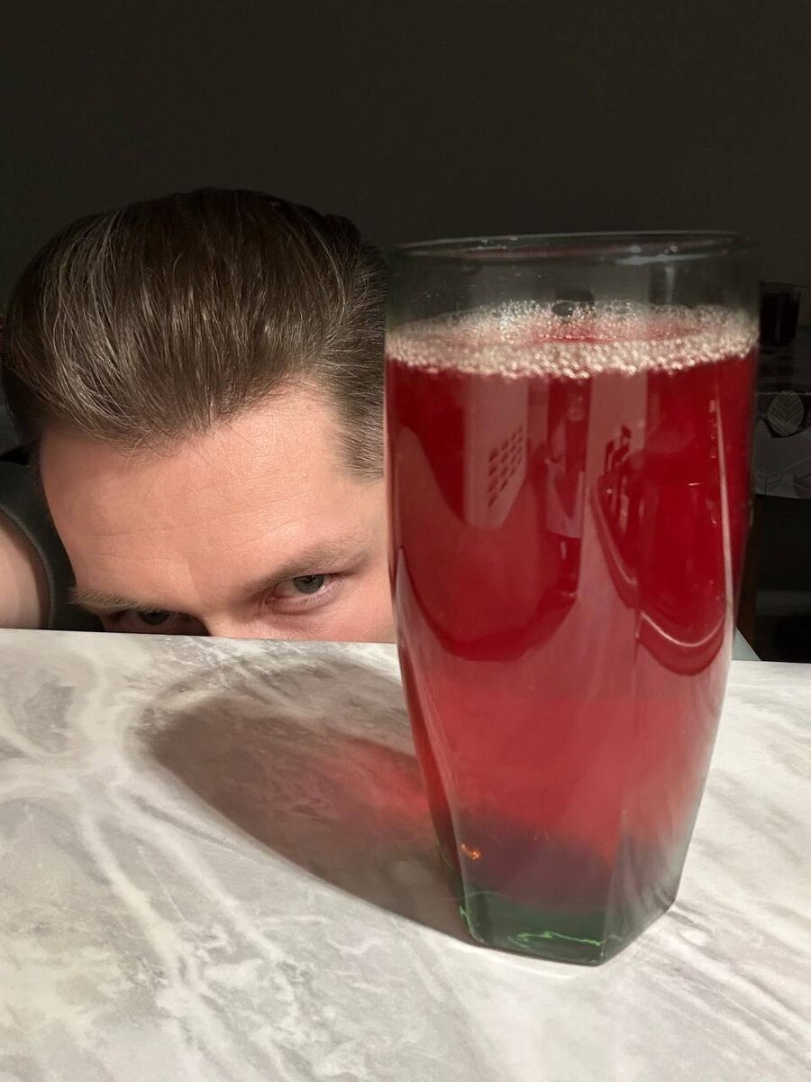 На фотографии автор проекта STOP WORD с готовым клюквенным морсом