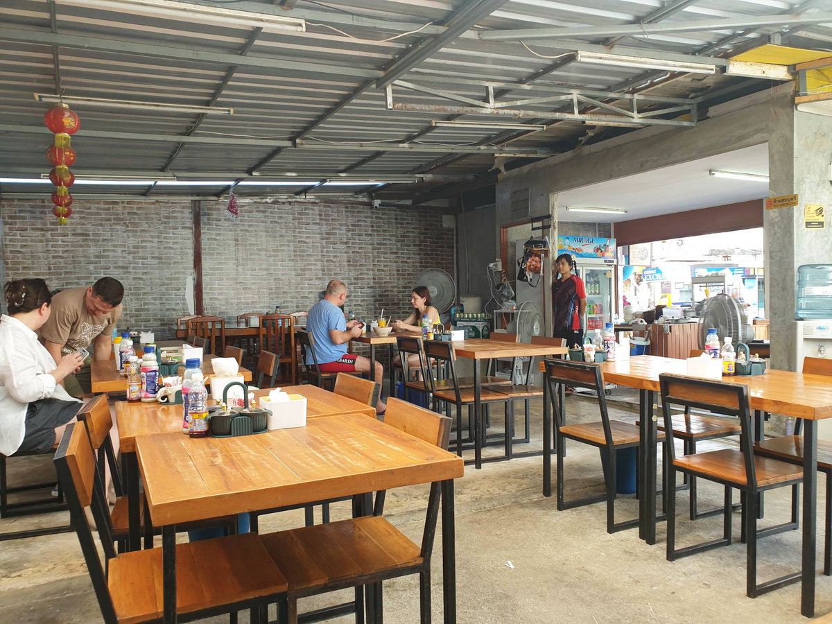 Общий вид зала кафе Noodle House 