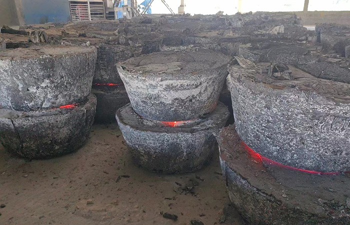 Застывшие болванки карбида