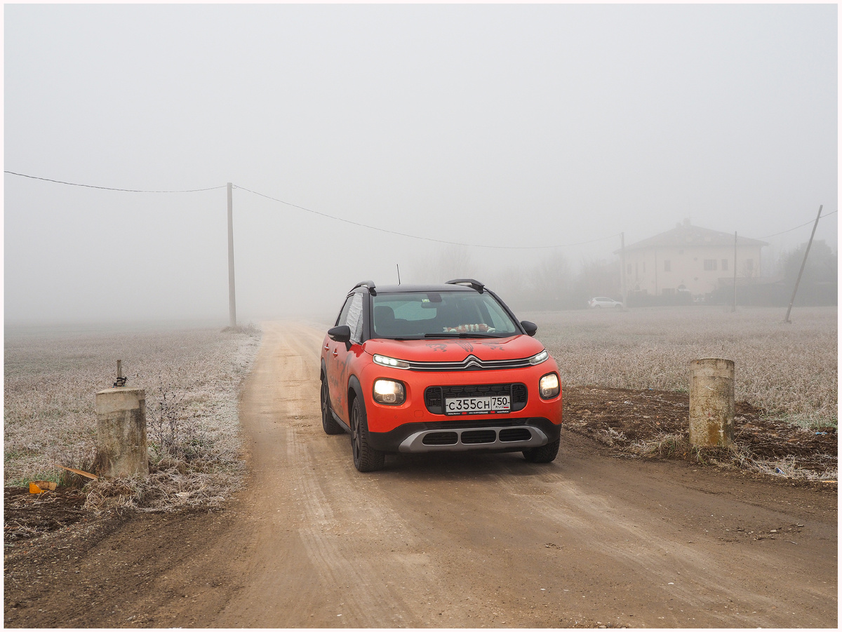 На фото видно заклеенное правое стекло...