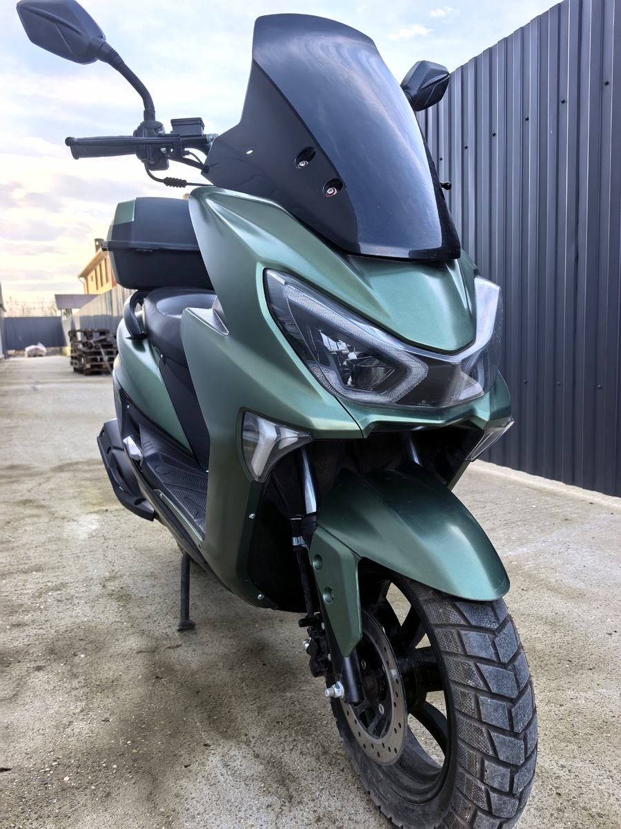 Скутер DongFeng Galaxy 150 - китайский бюджетный скутер. С него и начал пробовать обходить Краснодарские пробки.