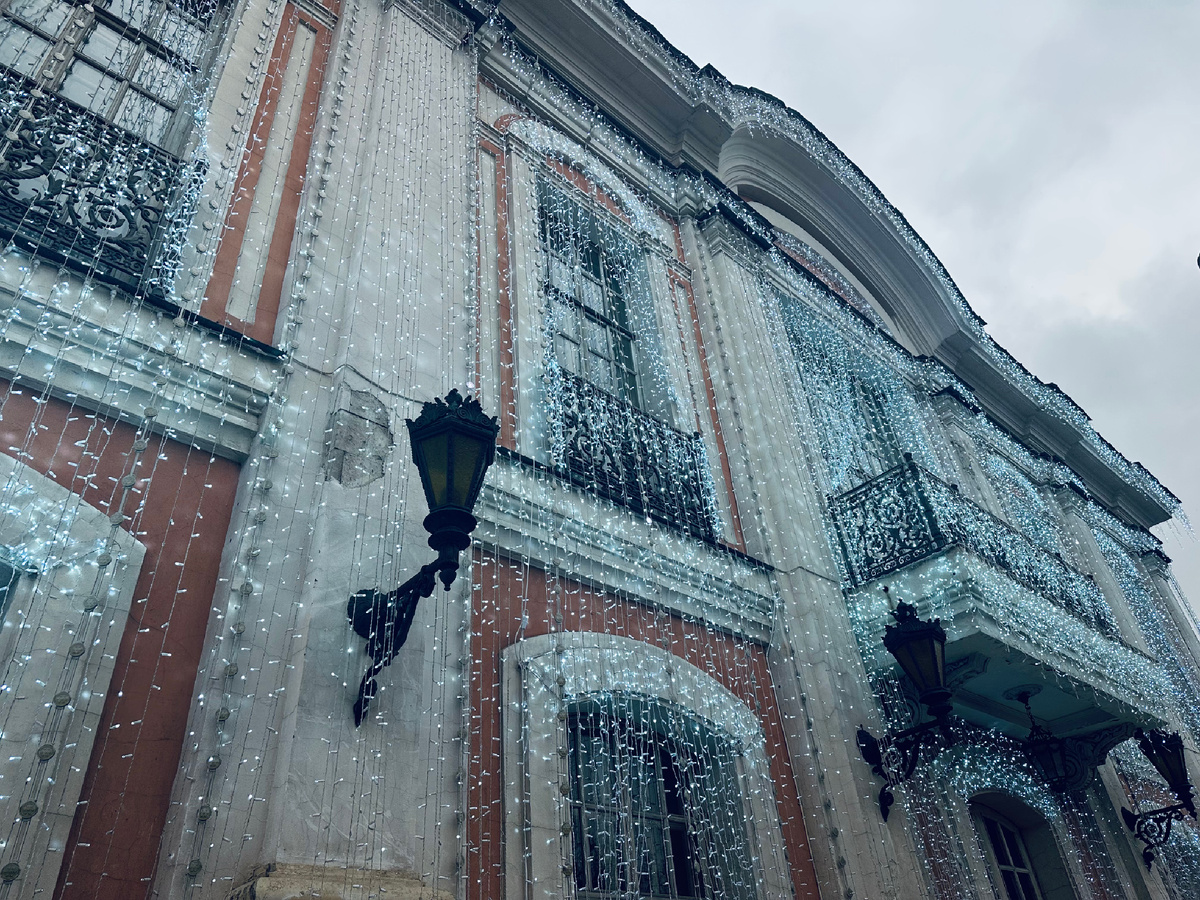 Фасад особенно интересно смотрится в зимнее время, когда украшен гирляндами.