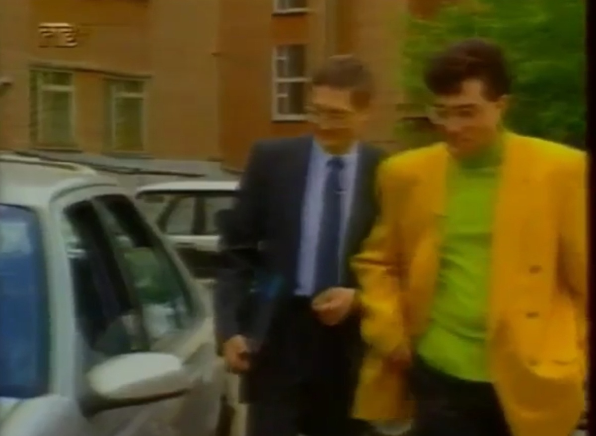 Первый обладатель автомобиля Юрий Черушев и бессменный ведущий "Своей игры" Пётр Кулешов (кадр из рекламного ролика "Своей игры" в 1994м году)