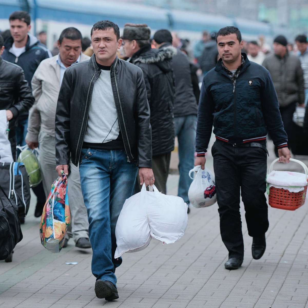 Из открытых источников в интернете. Миграты едут в Россию.