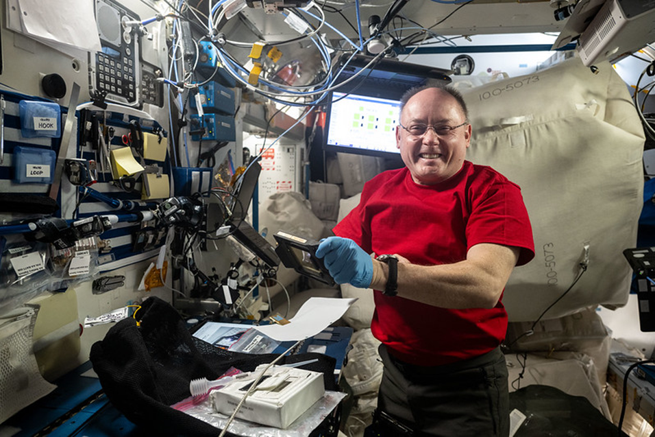 Майкл Финк работает с биотехнологическими образцами в УМ Harmony. Фото: nasa.blog.com