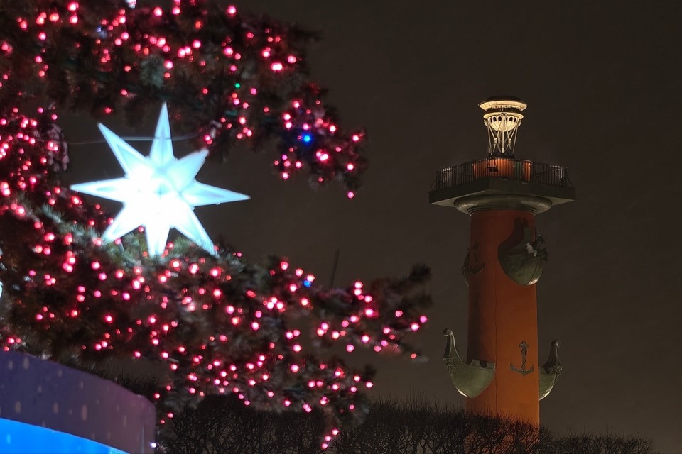    Петербург украсили перед Новым годом. Алексей БУЛАТОВ