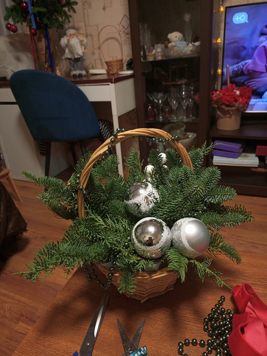 Подруге корзиночку смастерила