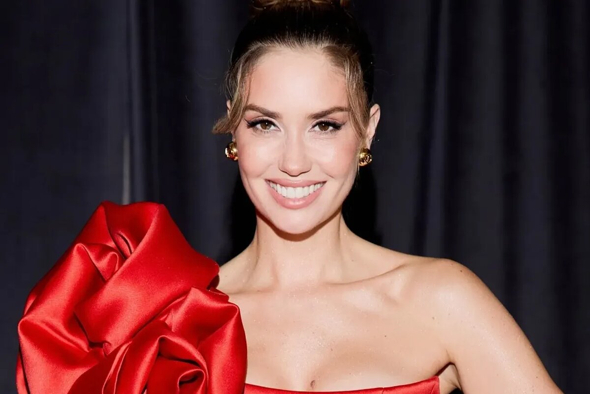     «Ребята, это что-то невыносимое! Вы гляньте!»: Агата Муцениеце после родов снялась на видео во время прогулки