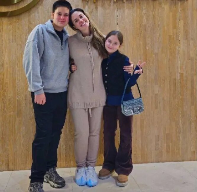    Агату Муцениеце на выписке из роддома встретили сын Тимофей и дочь МияСоцсети Агаты Муцениеце