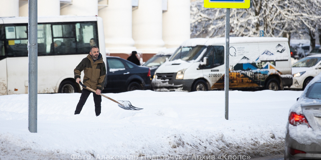 Уборка снега — ручная работа: Дятлова рассказала, куда в первую очередь направляют десант дворников