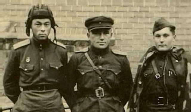 Е.П. Тарасов (слева) с боевыми товарищами