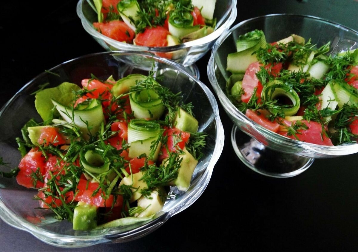 салат с красной рыбой в креманках