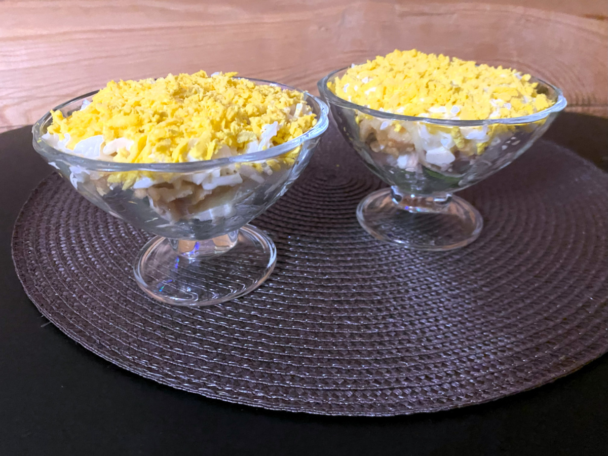 салат с курицей слоями