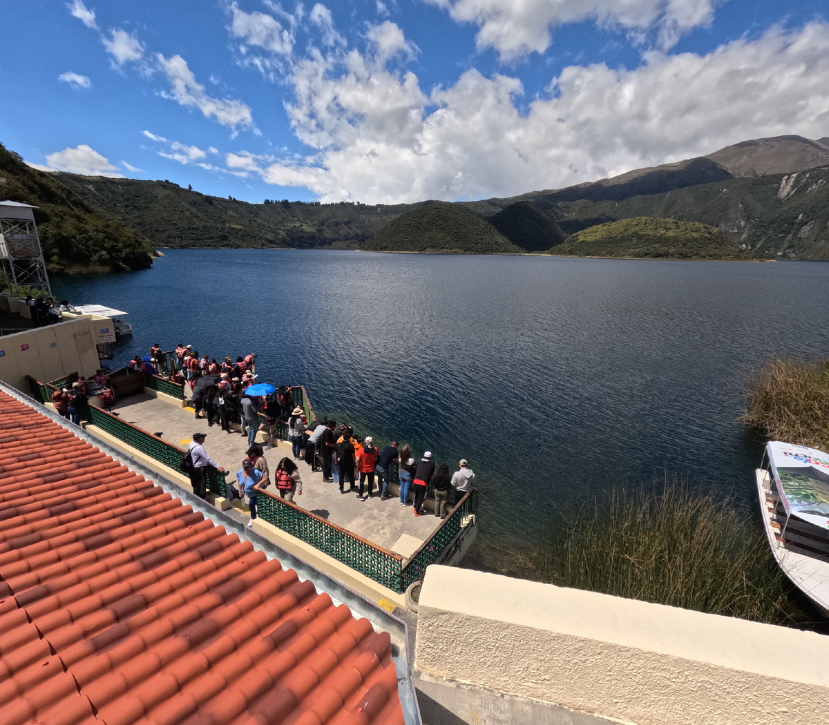 Причал - единственное место, где можно легально подойти к воде
