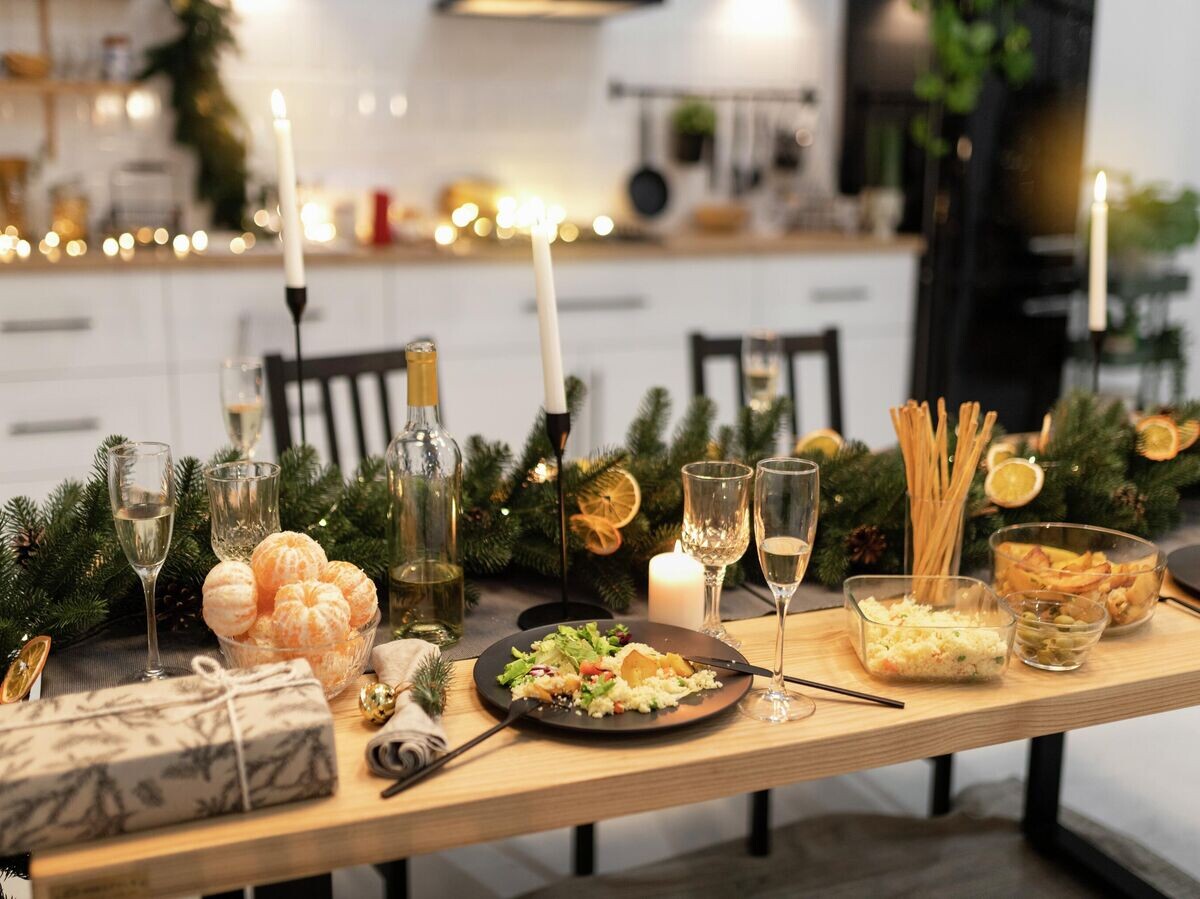    Новогодний стол | © Фото : Freepik