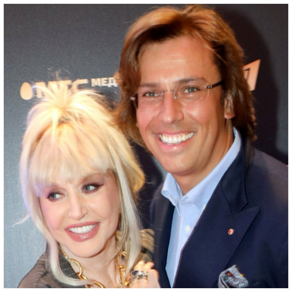 Пугачева и Галкин* приклеивают улыбки на лица