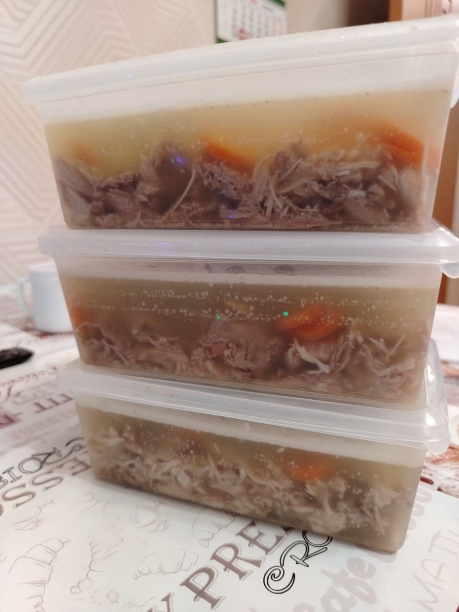 Муж холодец наварил. 