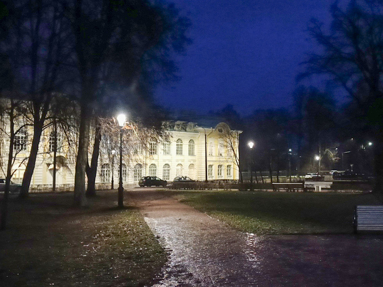     В сквере установили 49 опор с 49 светодиодными светильниками и 8 прожекторами. Фото: пресс-служба Смольного