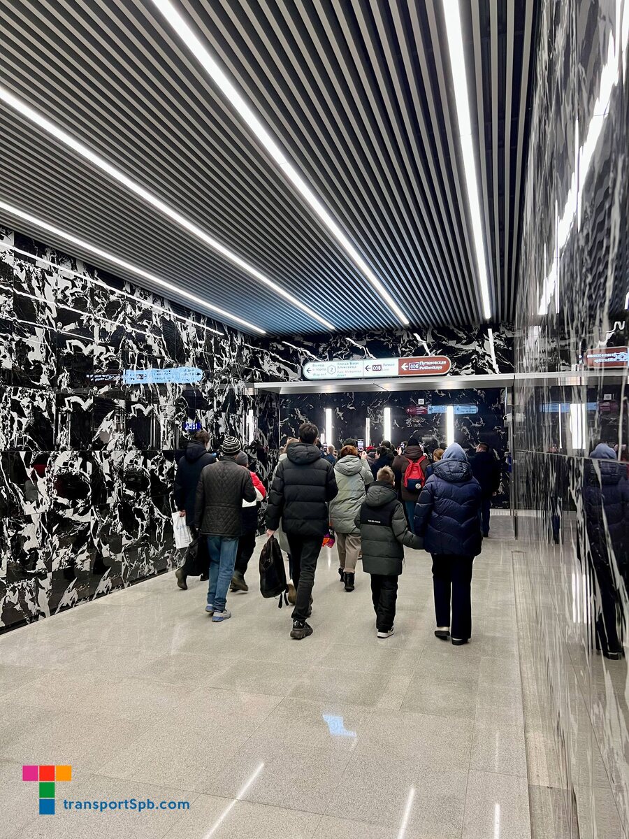 Переход на новую станцию "Путиловская" и платформа на станции