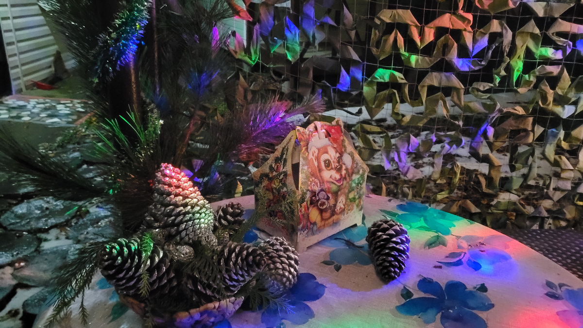 Украшения в беседке во дворе