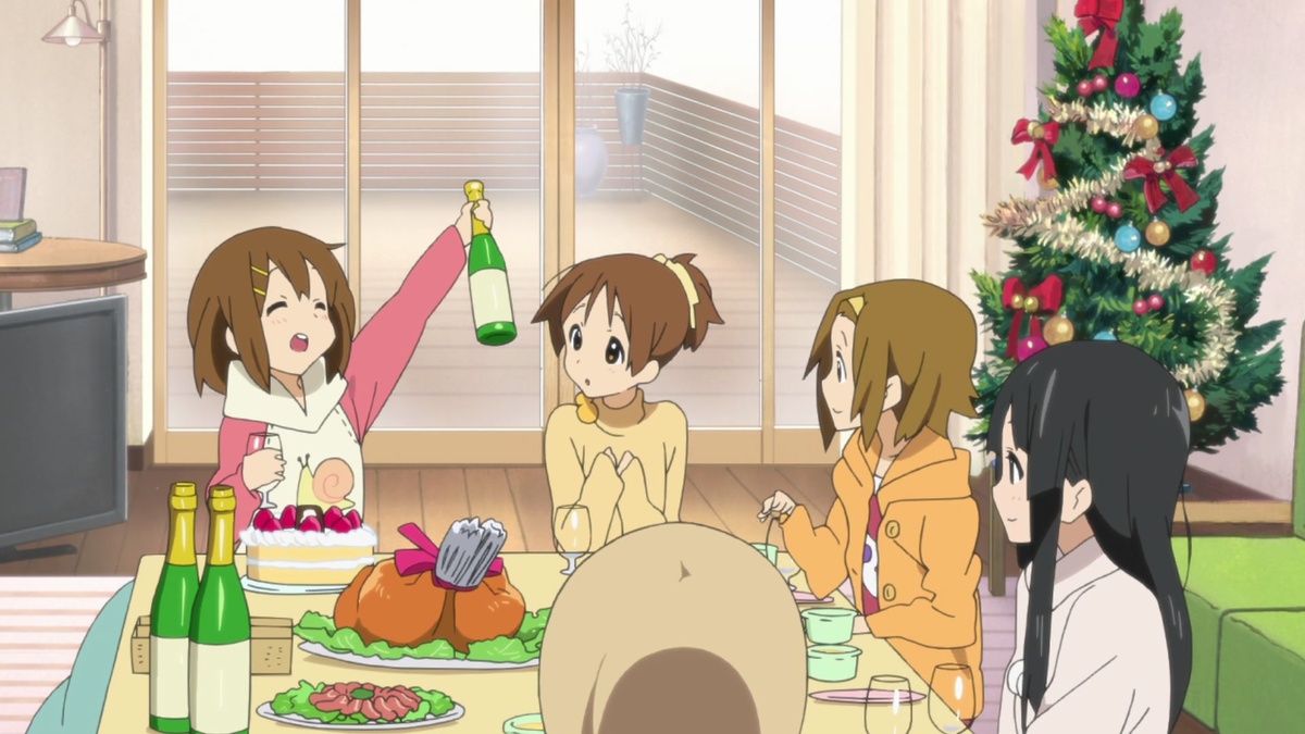 Клуб легкой музыки празднует новый год. Кадр из аниме K-On! (2009), студия Kyoto Animation. © Kakifly / Houbunsha / TBS