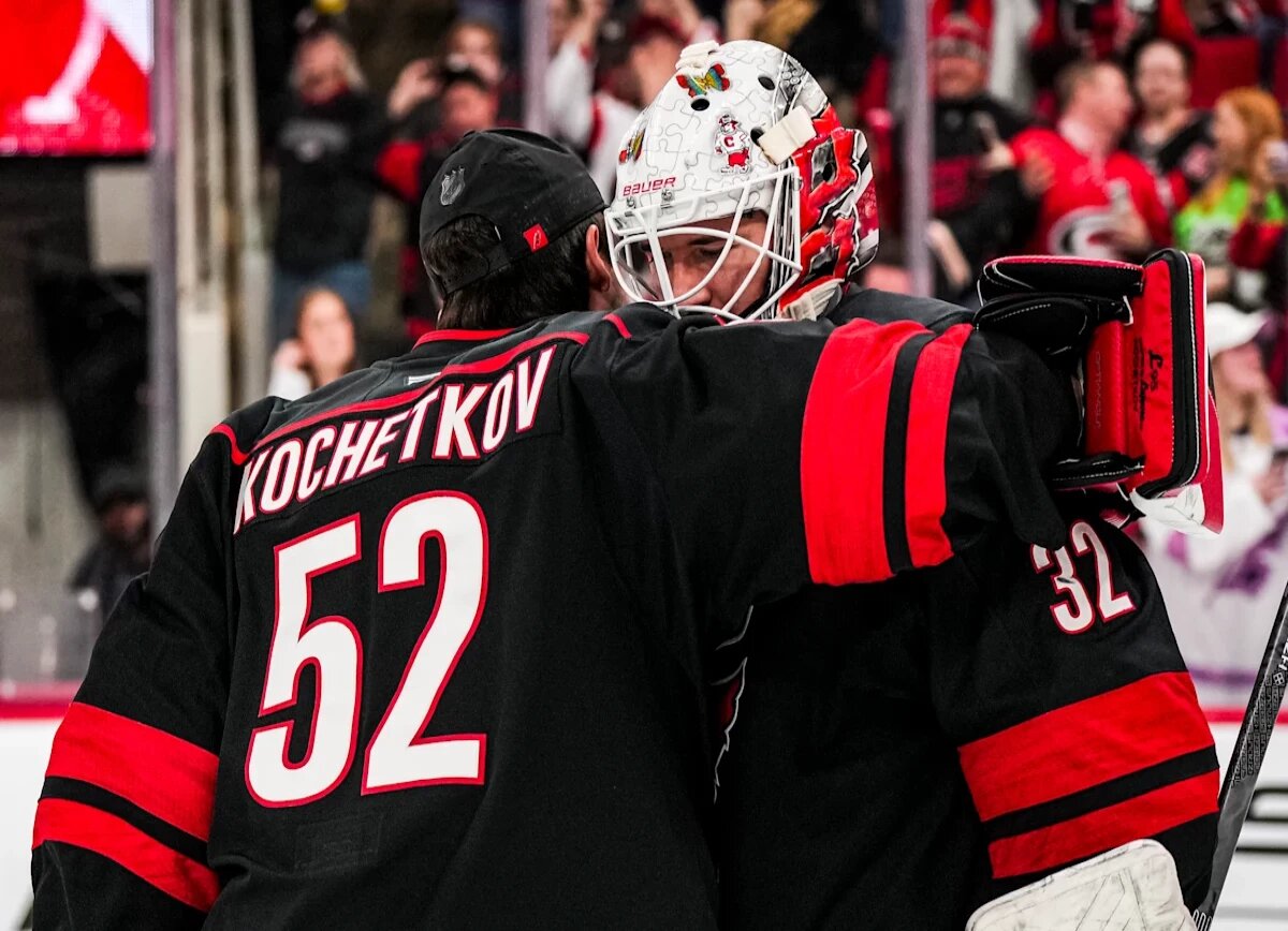     The Hockey News о тяжёлом решении Кочеткова: операция меняет планы «Каролины» во вратарской линии