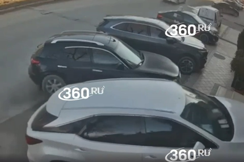    В Каспийске девушка на Lexus протаранила стеклянную стену кафе. Фото: кадр с видео, 360.ru