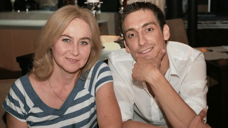    Юный Артем Ткаченко с мамой, дирижером по профессии