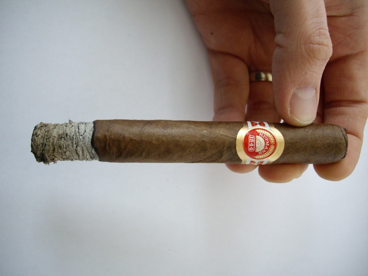 Светлый пепел сигары. Фото mavink.com