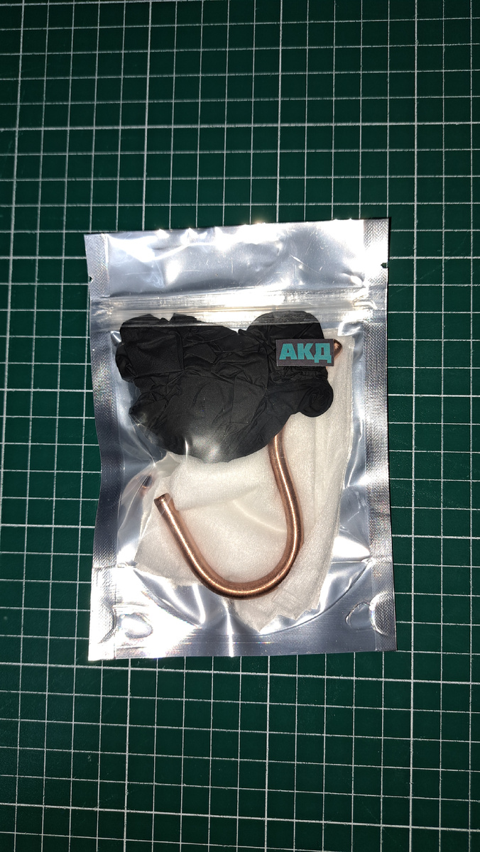 Комплект поставки: трубка-маслоотсос, одна перчатка и пара салфеток.