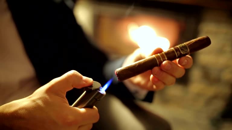 Поджиг сигары. Фото istockphoto.com