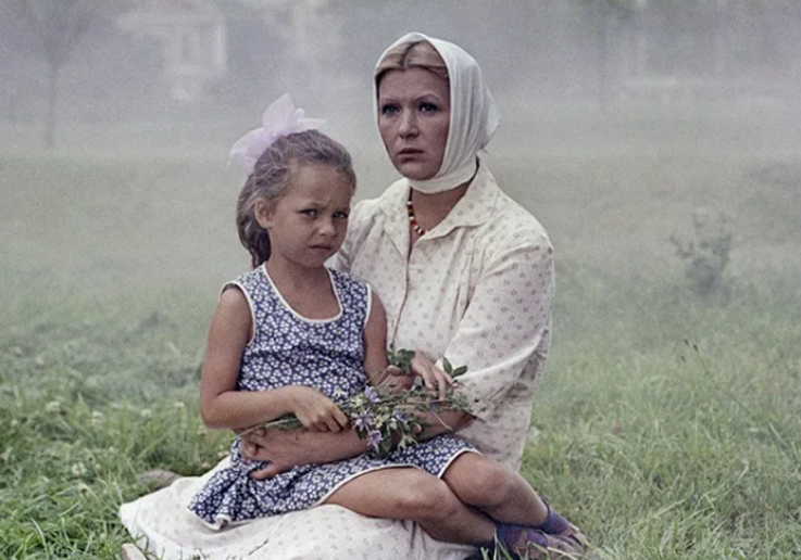 «Белые росы»: почему вырезали смерть главного героя и как сложилась трагическая судьба девочки Галюни. Тайны любимого кинохита