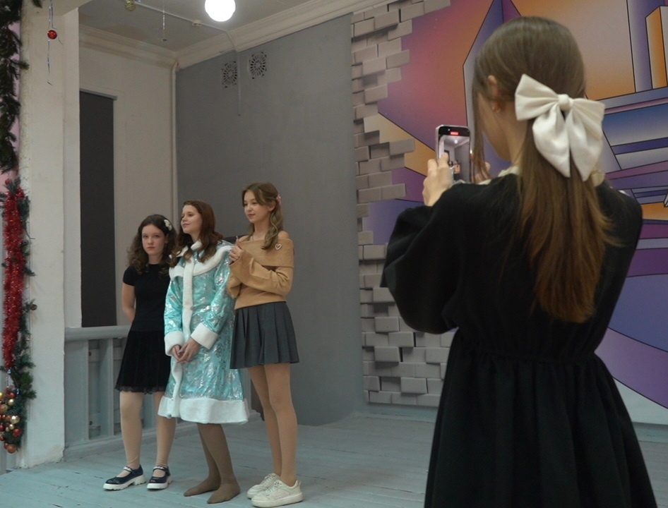 Репетиция представления (кадр из фильма "Невидимка" 2025)