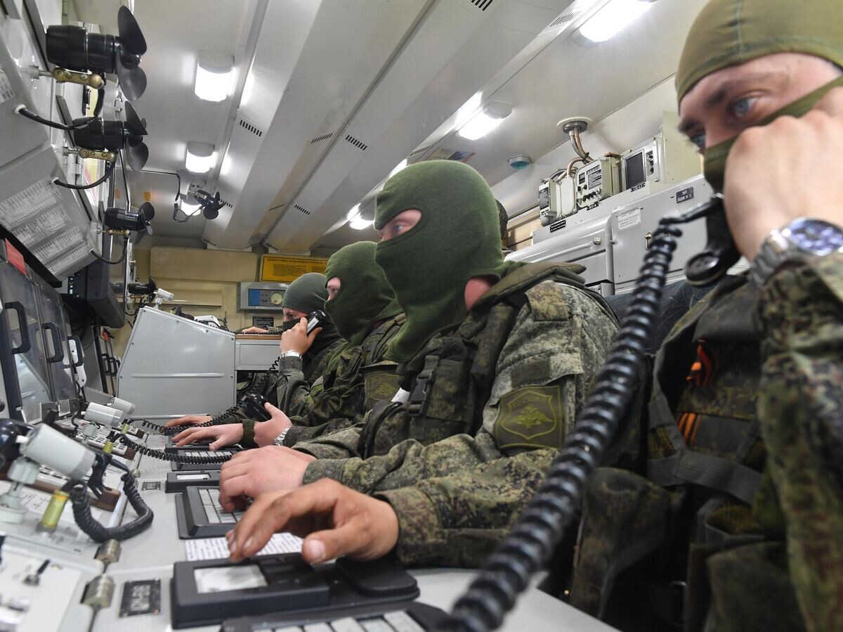    Военнослужащие в центре управления зенитным ракетным комплексом "Бук-МЗ" Вооруженных сил России | © РИА Новости