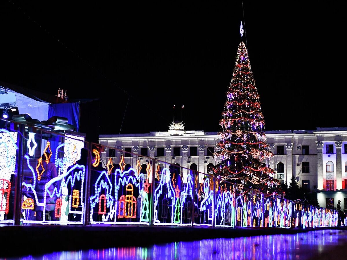    Новогодняя елка в Симферополе | © РИА Новости / Константин Михальчевский