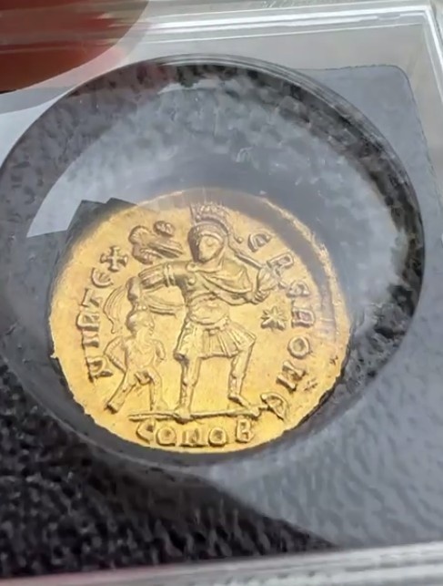 Византийская монета золотой солид