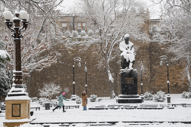 Сквер имени Сабира у северных стен Ичери шехер