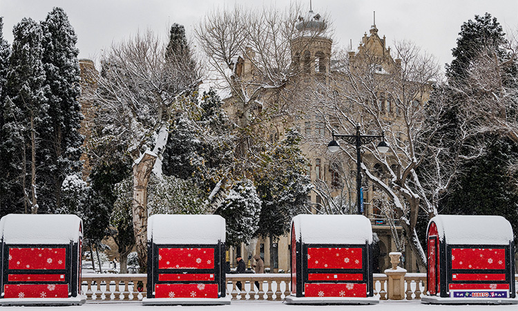 Ларьки новогодней ярмарки на Приморском бульваре. На заднем плане – дом Иса-бека Гаджинского на проспекте Нефтяников