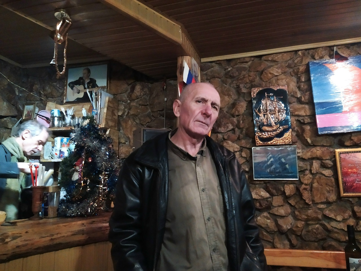 Александр Васильевич Трунов - парень серьёзный! Олег Широков приступил к своим добровольным обязанностям - готовит кофий (с) Фото: Н. Остапцов