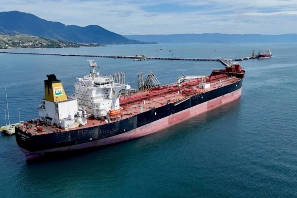    В США заявили, что экипаж преследуемого танкера якобы нарисовал на борту флаг РФ. REUTERS