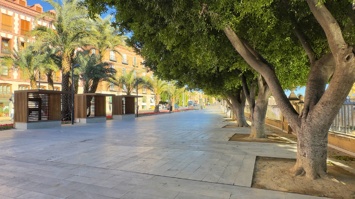 Набережная вдоль реки 