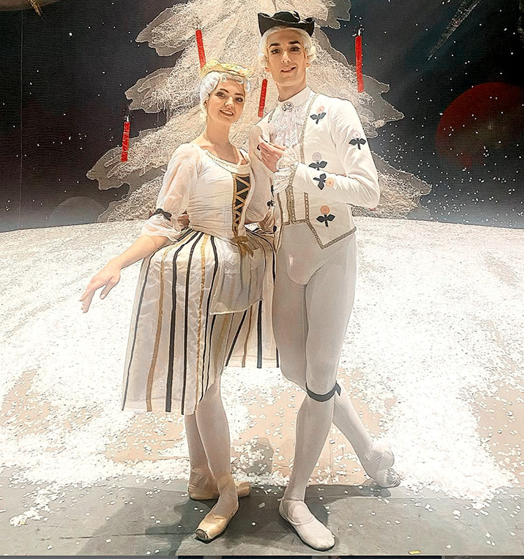 Этот снимок сделан сразу по окончании спектакля, в котором я вышел на сцену после вынужденного четырехмесячного перерыва. «Щелкунчик» для меня всегда волшебство и настроение приближающегося праздника. Фото: Из архива Фуада Мамедова