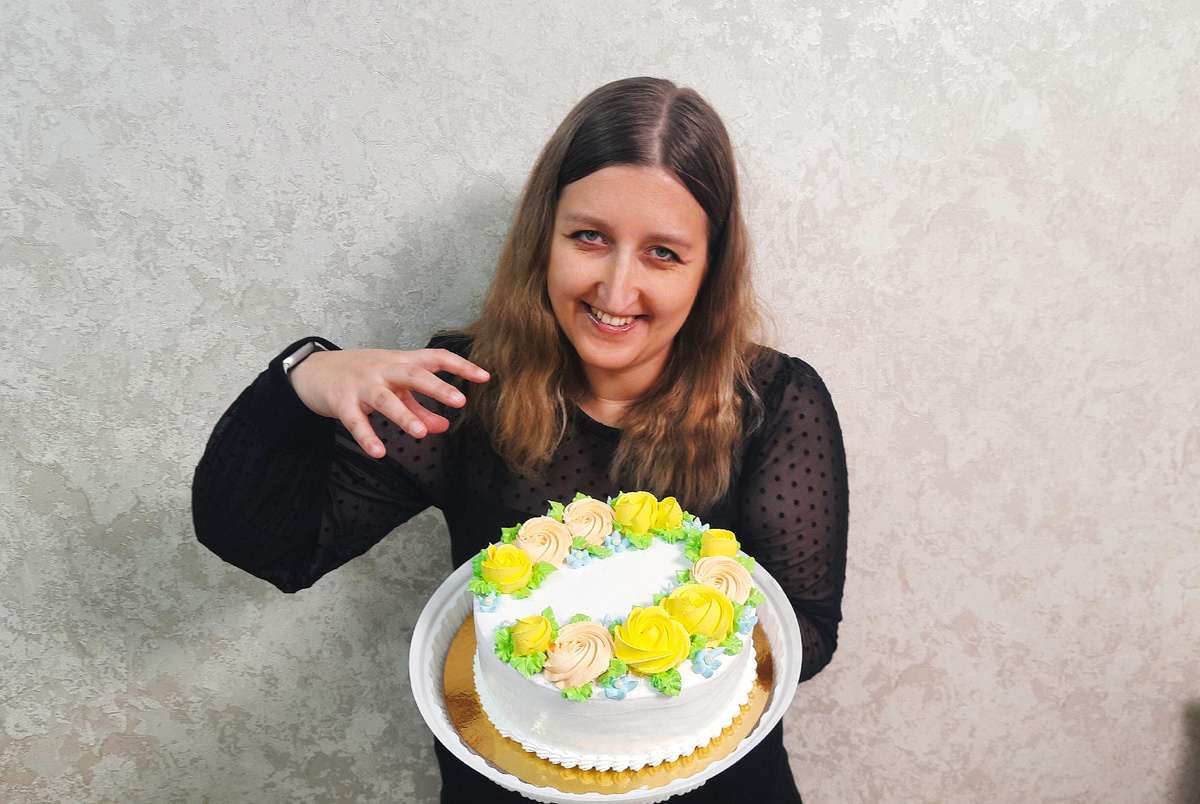 Изображаю будто бы съем сейчас весь торт одна.