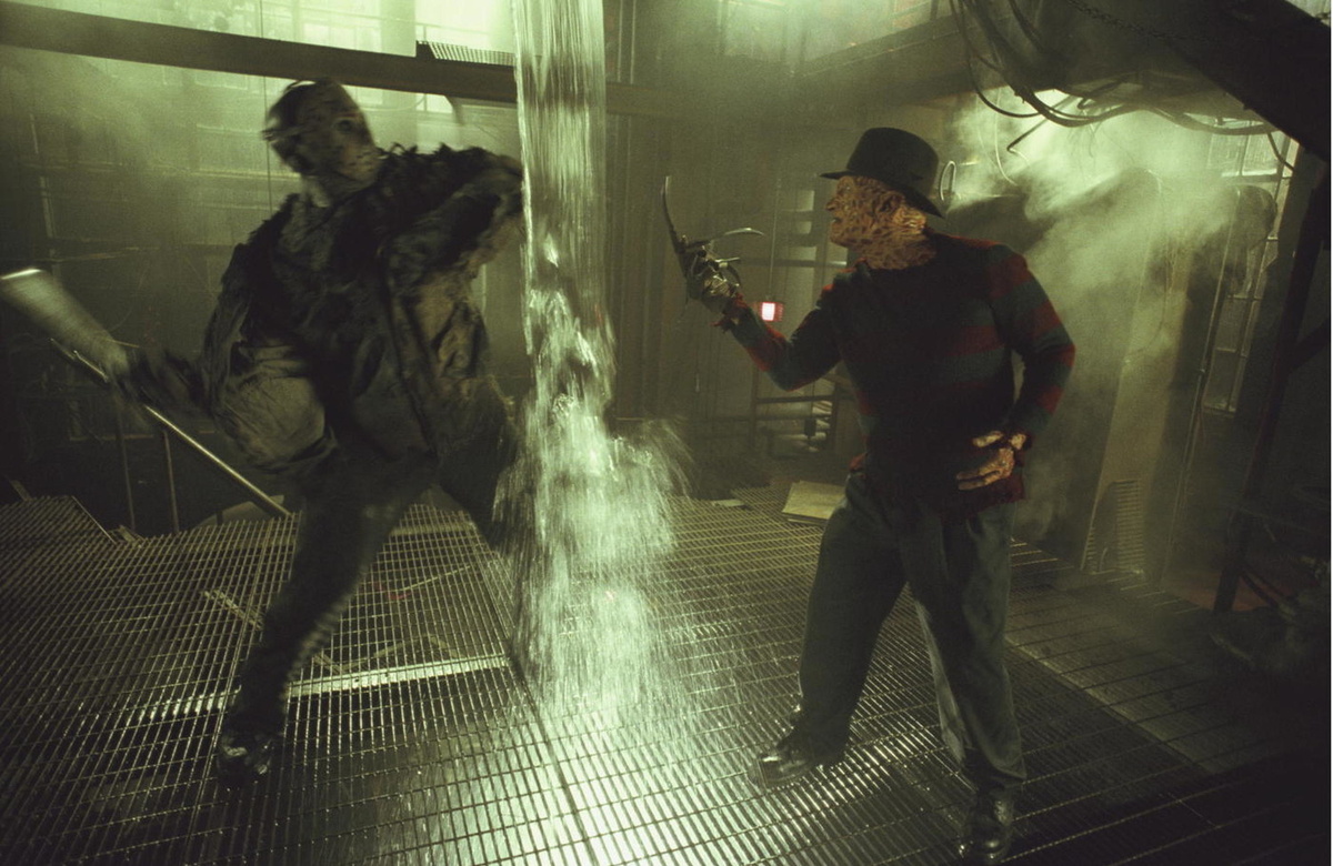 Сюжет вращается вокруг конфликта между двумя антагонистами: призраком Фредди Крюгером, убивающим жертв во сне, и живым злодеем Джейсом Вурхисом, терроризирующим подростков в реальности. Действие фильма начинается с того, что Фредди осознаёт, что жители города Уэстэн Хаус больше не помнят его, что ослабляет его силу. Чтобы вернуть себе прежнее могущество, он решает воскресить своего конкурента — Джейсона, направляя его в лагерь возле озера Кристал-Лейк, надеясь таким образом заставить местных жителей снова бояться сна и вернуть свою власть над миром кошмаров. Однако события развиваются иначе, и вскоре оба убийцы оказываются вовлечены в битву друг с другом, ставя под угрозу жизнь всех окружающих.