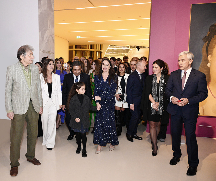 В церемонии открытия выставки приняли участие вице-президент Фонда Гейдара Алиева Лейла Алиева, директор Центра Гейдара Алиева Анар Алакбаров, куратор Лина Ботеро (вторая слева)