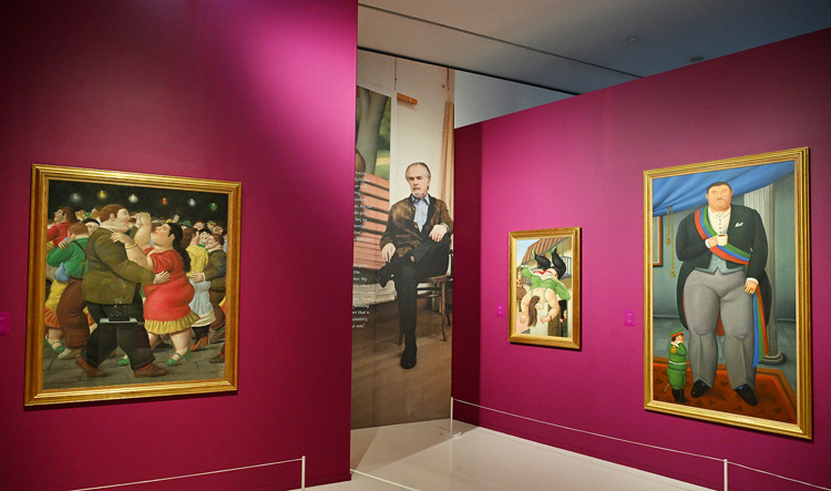 Слева направо: Танцоры. 2002. Женщина, падающая с балкона. 1994. Президент. 2010. На заднем плане – фотография художника