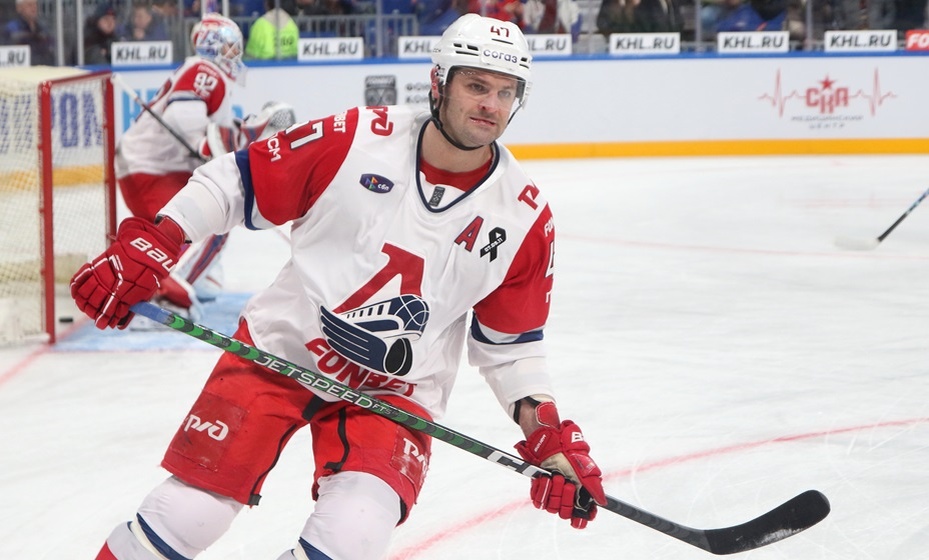    Нападающий «Локомотива» Александр Радулов стал третьим ассистентом в истории КХЛ. Фото: Global Look Press