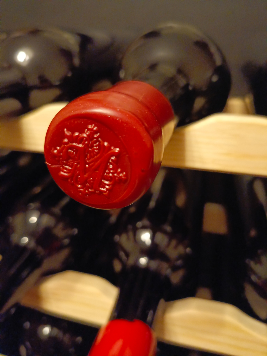 Бутылка балтийского вина