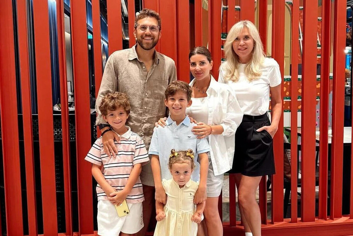    Галина Юдашкина с мужем, детьми и мамой Социальные сети